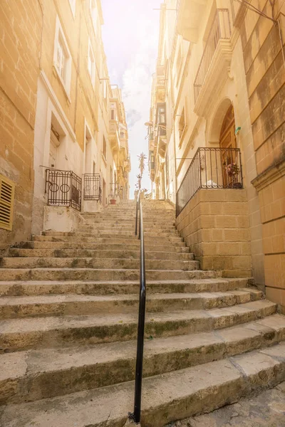 전형적인 몰타어 계단과 화창한 여름 날 Senglea에 거리 Senglea, 몰타 — 스톡 사진