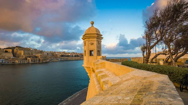 Senglea, Malta - Watch toren van Fort Saint Michael, Gardjola tuinen met de stad Valletta en de mooie hemel en de wolken bij zonsondergang — Stockfoto