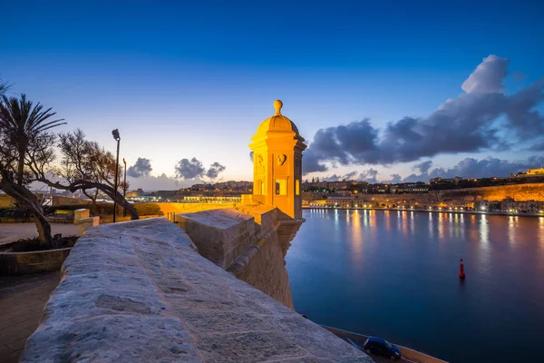 Senglea, Malta - Torre de vigilancia en Fort Saint Michael, Jardines Gardjola y las paredes de La Valeta a la hora azul con hermosos cielos y nubes — Foto de Stock