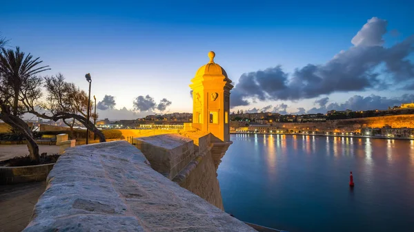 Senglea, malta - Wachturm am Fort Saint Michael, Gardjola-Gärten und die Mauern der Valletta zur blauen Stunde mit schönem Himmel und Wolken — Stockfoto