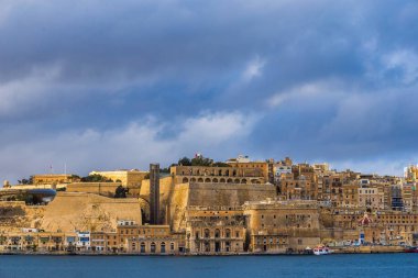 Valletta, Malta - panoramik manzarası görünümü mavi gökyüzü bulutlu ve Valletta Grand limanı ile