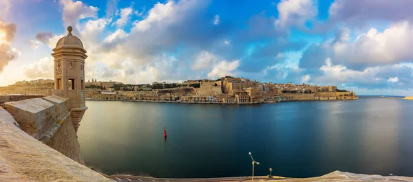 Senglea, Malta - slunce a panoramatickým výhledem na panorama pohled na hodinky věž pevnosti svatého Michala, Gardjola zahrady krásné nebe a mraky — Stock fotografie