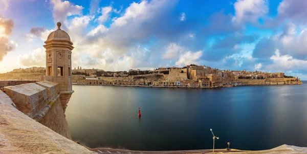 Senglea, Malta - Pôr-do-sol e vista panorâmica do horizonte na torre de relógio de Fort Saint Michael, Gardjola Gardens com céu bonito e nuvens — Fotografia de Stock