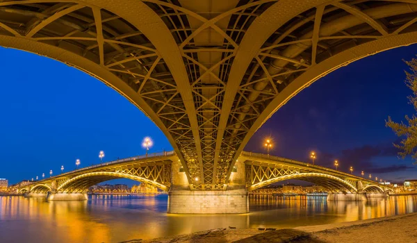 Budapest, Hungary - Panoramic shot taken under the famous Margaret bridge at blue hour — Stock Photo, Image