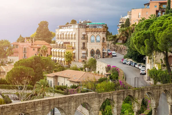 Taormina, Sicilia - Hermosa vista de la famosa ciudad de Taormina con calles, árboles y sol — Foto de Stock