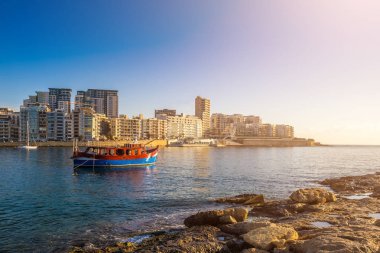 Sliema, Malta - Sunrise geleneksel Malta tekne ve TIGNE noktasının bir sıcak yaz gününde Manoel Adası'ndan alınan daireler ile