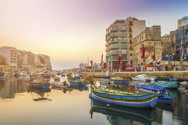 San Julián, Malta - tradicionales barcos de pesca de colores Luzzu en la bahía de Spinola al amanecer — Foto de Stock