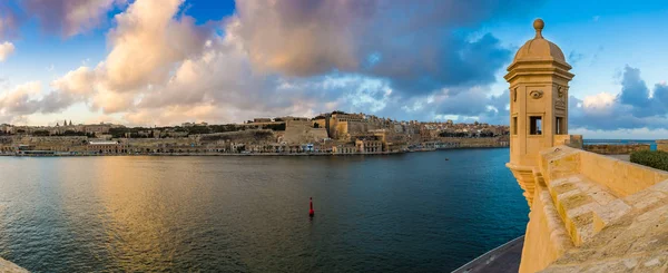 Senglea, Malta - Pôr-do-sol e vista panorâmica do horizonte na torre de relógio de Fort Saint Michael, Gardjola Gardens com céu bonito e nuvens — Fotografia de Stock