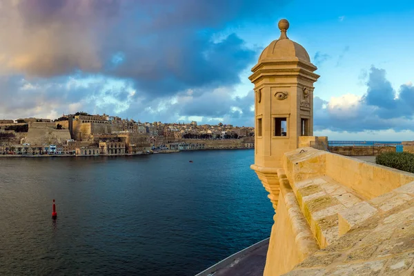 Senglea, Malta - solnedgång och panoramautsikt över stadssilhuetten på den watch tower Fort Saint Michael, Gardjola trädgård med vacker himmel och moln — Stockfoto