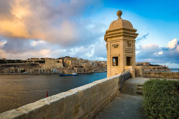 Senglea, Malta - slunce a panoramatickým výhledem na panorama pohled na hodinky věž pevnosti svatého Michala, Gardjola zahrady krásné nebe a mraky — Stock fotografie