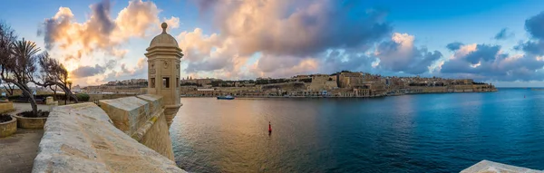 Senglea, Malta - zachód słońca i panoramiczny panoramę o zegarek wieża Fort Saint Michael, Gardjola ogrody, piękne niebo i chmury — Zdjęcie stockowe