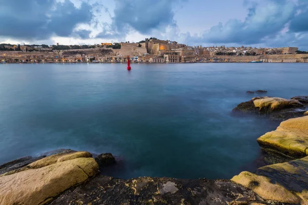 Вальехо, Мальта - столица Мальты, взятая из Сенглеа на закате с облачным небом — стоковое фото