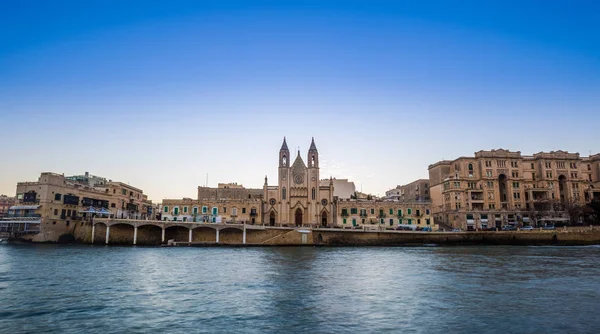 Bahía de Balluta, Malta - Vista panorámica de la famosa Iglesia de Nuestra Señora del Monte Carmelo en la bahía de Balluta al amanecer — Foto de Stock