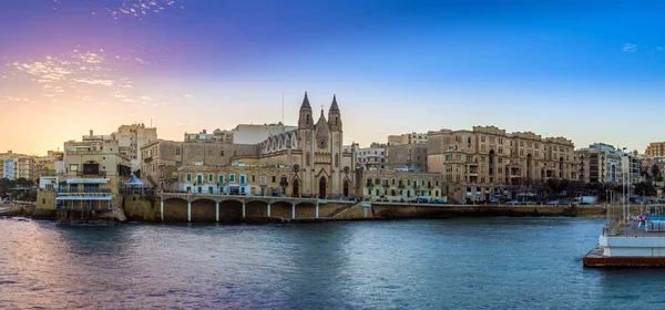 Balluta bay, Malta - ünlü kilise of Our Lady of Mount Carmel gündoğumu, Balluta koyunda panoramik manzaralı — Stok fotoğraf