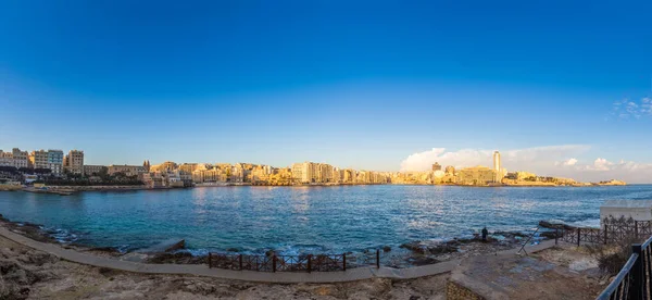 Sliema, Malta - Vista panorámica del horizonte de Sliema a la hora dorada de la mañana — Foto de Stock