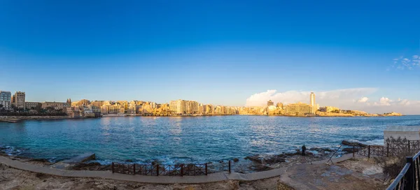Sliema, Malta - Vista panorámica del horizonte de Sliema a la hora dorada de la mañana — Foto de Stock