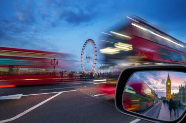 Londra, İngiltere - Westminster Bridge Big Ben'e ve Parlamento ile mavi saatte harekete, arka plan üzerinde ikonik kırmızı Çift katlı otobüs
