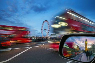 Londra, İngiltere - Westminster Bridge Big Ben'e ve Parlamento ile mavi saatte harekete, arka plan üzerinde ikonik kırmızı Çift katlı otobüs