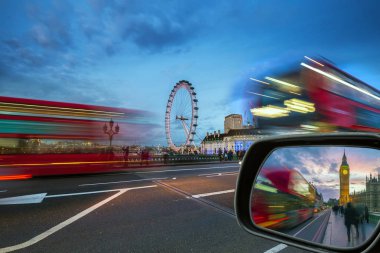 Londra, İngiltere - Westminster Bridge Big Ben'e ve Parlamento ile mavi saatte harekete, arka plan üzerinde ikonik kırmızı Çift katlı otobüs