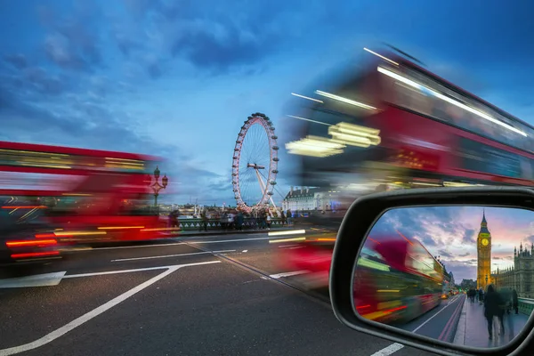 Londra, Anglia - autobuze emblematice roșii cu două etaje în mișcare pe Westminster Bridge cu Big Ben și Houses of Parliament în fundal la ora albastră — Fotografie, imagine de stoc