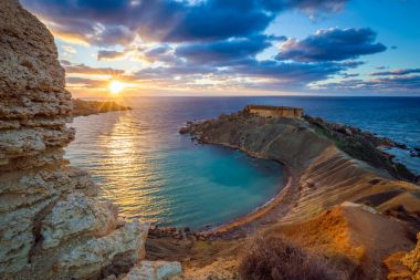 Mgarr, Malta - Panorama Gnejna bay, Malta'da en güzel plajı ile altın taş Ta Lippija alınan ve güzel renkli gökyüzü gün batımında