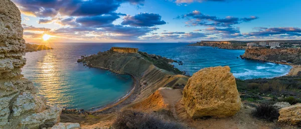 Mgarr, Malta - Panorama av Gnejna bay och Golden Bay, de två vackraste stränderna på Malta vid solnedgången med vackra färgglada himlen och gyllene stenar tas från Ta Lippija — Stockfoto