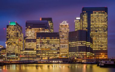 Londra, İngiltere - Canary Wharf, ünlü finansal bölge Londra'nın mavi saatte gökdelenler