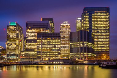 Londra, İngiltere - Canary Wharf, ünlü finansal bölge Londra'nın mavi saatte gökdelenler
