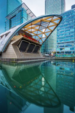 Londra, İngiltere - Crossrail yer ve Canary Wharf, London finansal bölge gündüz adlı, gökdelenler