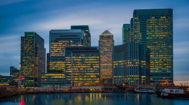 Londra, İngiltere - Canary Wharf, ünlü finansal bölge Londra'nın mavi saatte gökdelenler