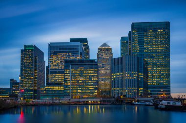 Londra, İngiltere - Canary Wharf, ünlü finansal bölge Londra'nın mavi saatte gökdelenler