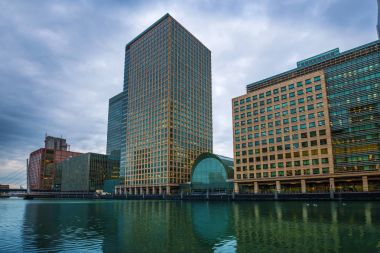 Londra, İngiltere - Canary Wharf, önde gelen finansal bölge Londra'nın Doğu gündüz, gökdelenler