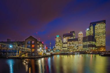 Londra, İngiltere - finans bölgesine Canary Wharf ve London docklands geceleyin konut binaları gökdelenler