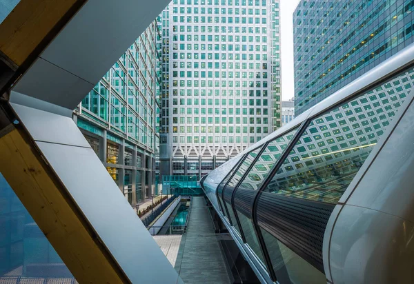 ロンドン、イギリス - クロス レール歩道橋で、金融街のカナリーワーフ高層ビルと公共の歩行者 — ストック写真
