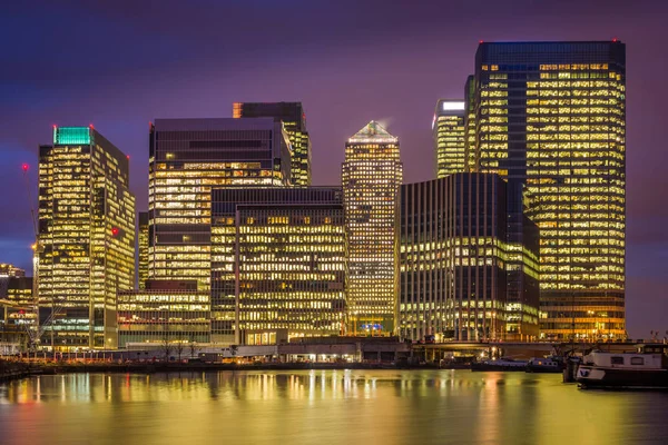 Londra, İngiltere - Canary Wharf, ünlü finansal bölge Londra'nın mavi saatte gökdelenler