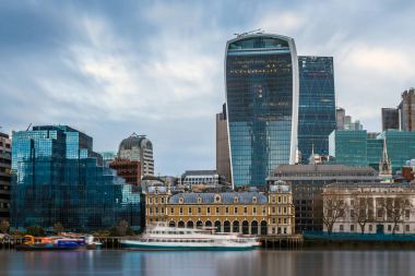 Londra, İngiltere - ünlü banka ilçe merkezi Londra gökdelenler, tekneler ve mavi gökyüzü ile görünümünü panoramik manzarası