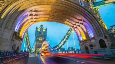Londra, İngiltere - güzel Tower Bridge adlı harekete sabahın erken saatlerinde üzerinde ikonik kırmızı Çift katlı otobüs