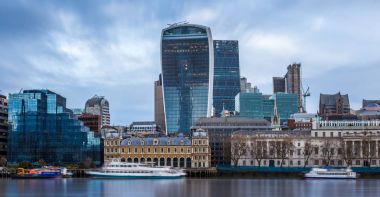 Londra, İngiltere - ünlü banka ilçe merkezi Londra gökdelenler, tekneler ve mavi gökyüzü ile görünümünü panoramik manzarası