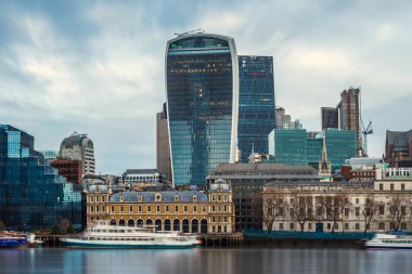 Londra, İngiltere - ünlü banka ilçe merkezi Londra gökdelenler, tekneler ve mavi gökyüzü ile görünümünü panoramik manzarası