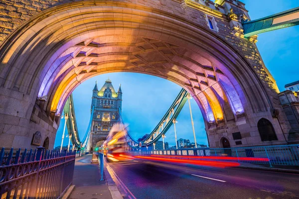 London, Anglia - ikonikus piros emeletes buszok a gyönyörű Tower Bridge: reggel útközben — Stock Fotó