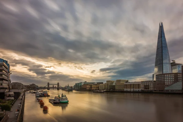 Londres, Inglaterra - Vista panorâmica de Londres ao nascer do sol com Tower Bridge e arranha-céus — Fotografia de Stock