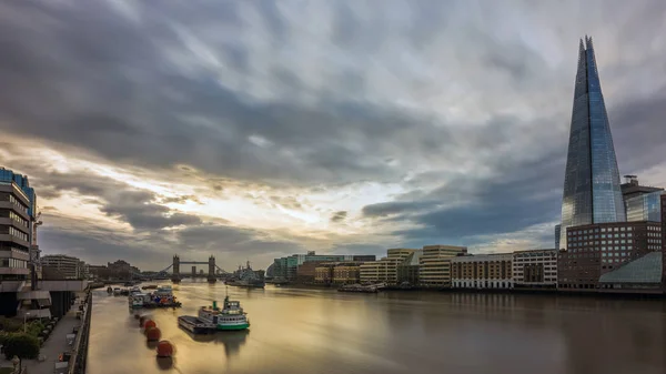 London, England - Blick auf die Skyline Londons bei Sonnenaufgang mit Tower Bridge und Wolkenkratzern — Stockfoto