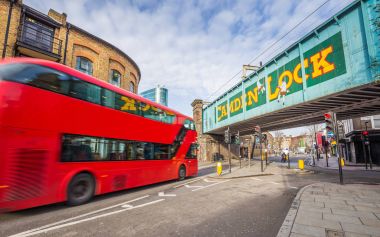 Londra, İngiltere - th, yolda ikonik kırmızı Çift katlı otobüs