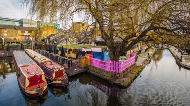 Lodon, İngiltere - Dünya ünlü Camden Lock moorin ile Market