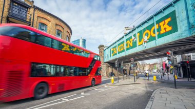 Londra, İngiltere - th, yolda ikonik kırmızı Çift katlı otobüs