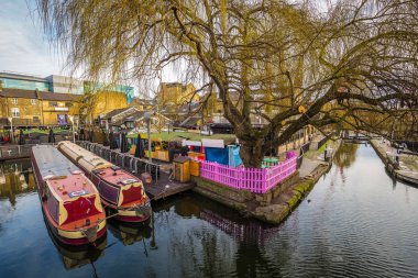 Lodon, İngiltere - Dünya ünlü Camden Lock moorin ile Market