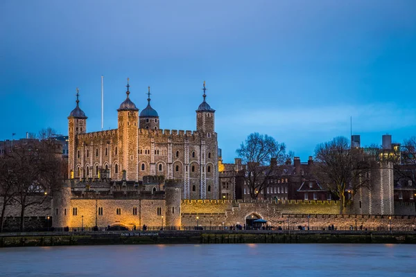 Londen, Engeland - de wereld beroemde Tower of London in de schemering — Stockfoto
