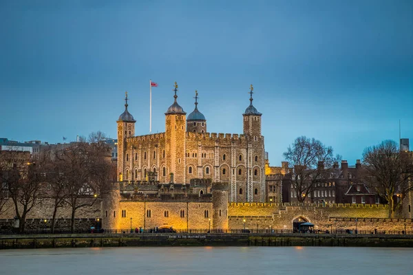 Londen, Engeland - de wereld beroemde Tower of London in de schemering — Stockfoto