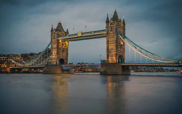 London, England - die weltberühmte Tower Bridge zur blauen Stunde — Stockfoto