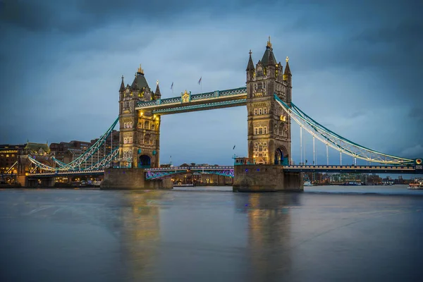 Londres, Inglaterra - El mundialmente famoso Tower Bridge a la hora azul —  Fotos de Stock